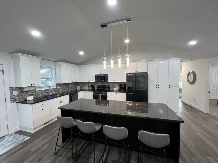 Modern At Colonial College Park